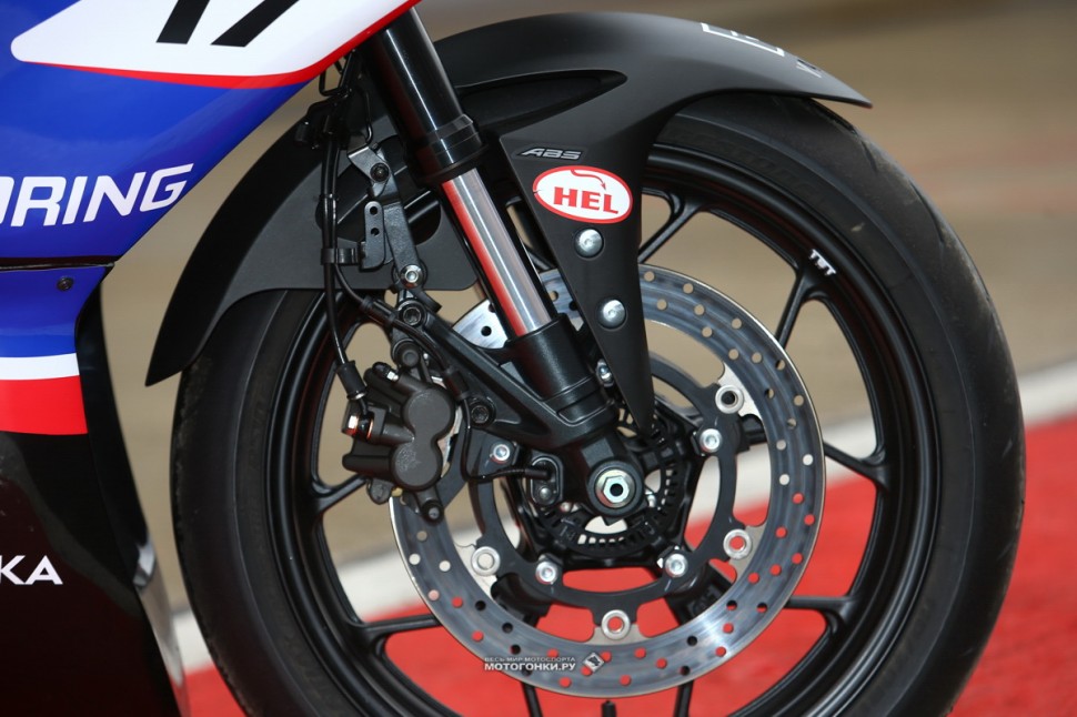 Yamaha YZF-R3 для Motorrika R3 Cup 2020: штартные тормоза, но с комплектом армированных шлангов HEL Yamaha YZF-R3 для Motorrika R3 Cup 2020: штартные тормоза, но с комплектом армированных шлангов HEL