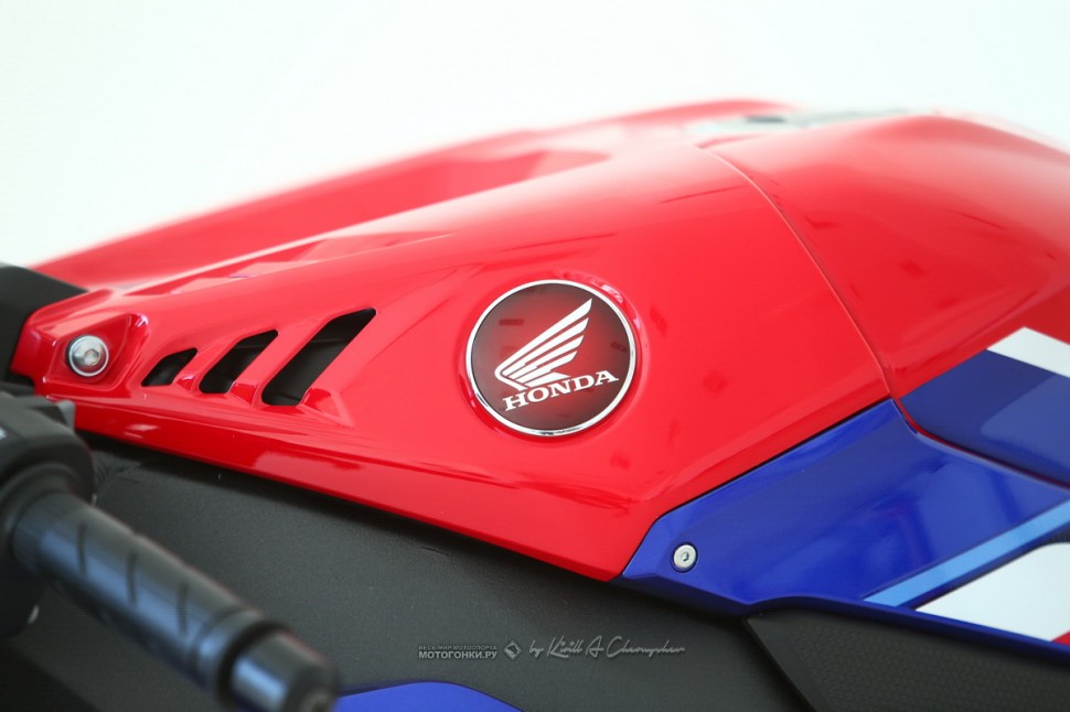 Honda CBR1000RR-R Fireblade SP (2020) - Детали - узкий и низкий бак новой формы Honda CBR1000RR-R Fireblade SP (2020) - Детали - узкий и низкий бак новой формы