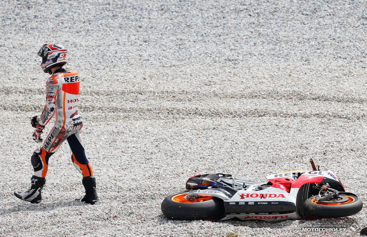 MotoGP 2015 Argentina GP 3st Round: Марк Маркес завершил гонку на асфальте после контакта с Росси на предпоследнем круге MotoGP 2015 Argentina GP 3st Round: Марк Маркес завершил гонку на асфальте после контакта с Росси на предпоследнем круге