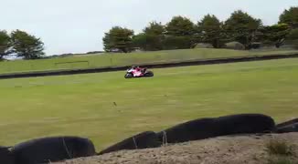 MotoGP: Падение Данило Петруччи в Phillip Island попало в камеру title=