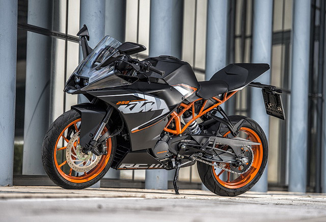 Мотоциклы KTM RC250 и Duke 250: с правым рулем title=