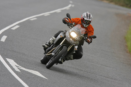 BMW F 800 GS стоит на дороге как влитой