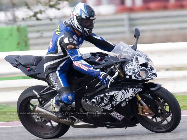 Гоночный BMW S 1000RR на тестах в Альбачете, за рулем Стив Мартин