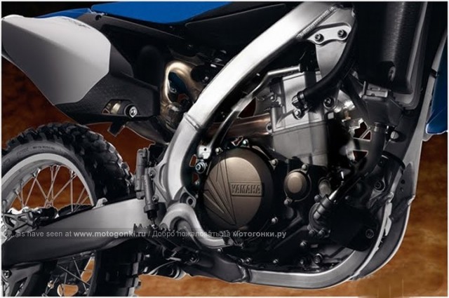 Двигатель YZ450F наклонен вперед и смещен вниз