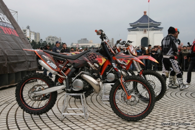 Red Bull X-Fighters на площади Чан Кай Ши в Тайбее