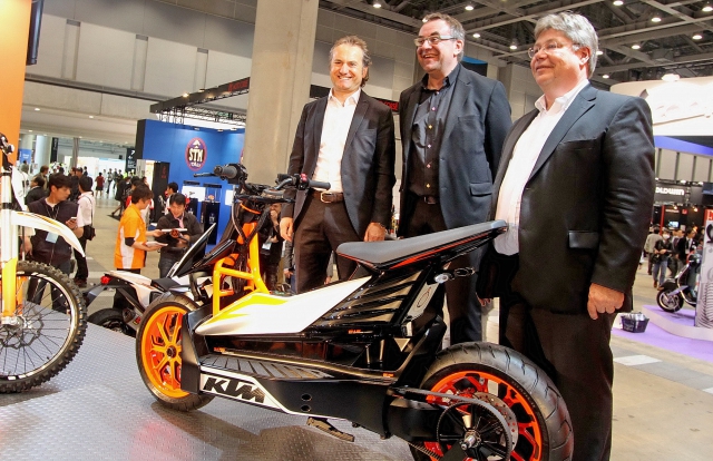 Геральд Киска и директора KTM в Токио на презентации концепта E-SPEED Геральд Киска и директора KTM в Токио на презентации концепта E-SPEED