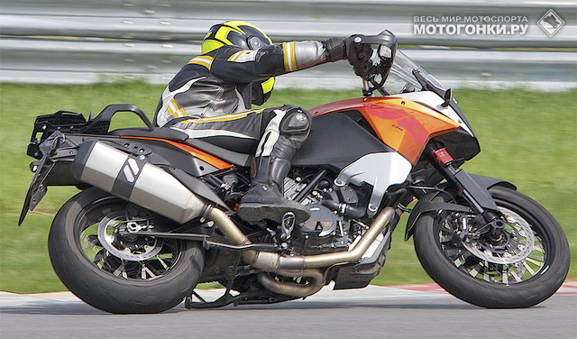 Первой до асфальта Moscow Raceway дотянулась центральная подставка KTM Первой до асфальта Moscow Raceway дотянулась центральная подставка KTM