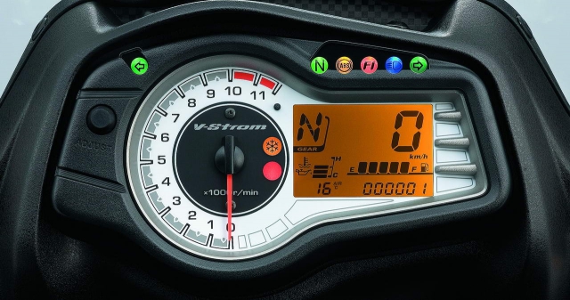 Приборная панель Suzuki V-Strom архаична, но самодостаточна Приборная панель Suzuki V-Strom архаична, но самодостаточна