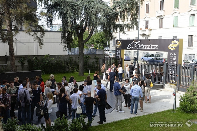 Множество гостей и представителей прессы собрались здесь сегодня... Множество гостей и представителей прессы собрались здесь сегодня...
