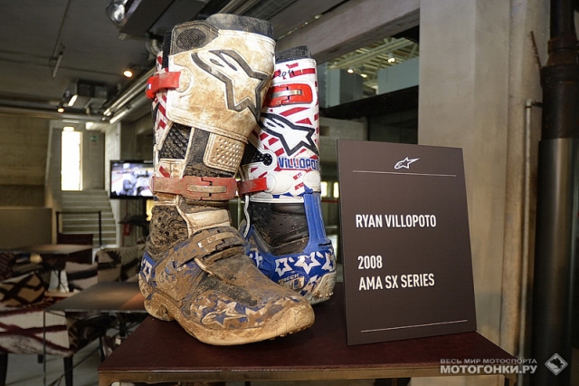 Боевые боты Раяна Виллопото в музее Alpinestars Боевые боты Раяна Виллопото в музее Alpinestars