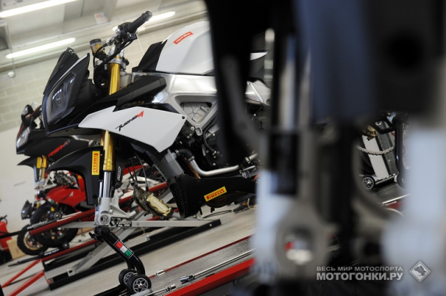 Тест-драйв Aprilia Tuono V4R (2014) Тест-драйв Aprilia Tuono V4R (2014)