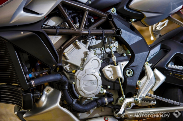 Тест-драйв MV Agusta Rivale 800 (2014) Тест-драйв MV Agusta Rivale 800 (2014)