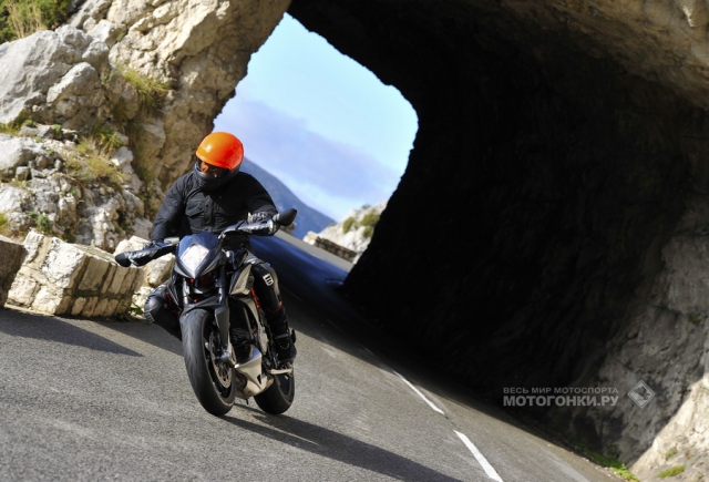 Тест-драйв MV Agusta Rivale 800 (2014) Тест-драйв MV Agusta Rivale 800 (2014)