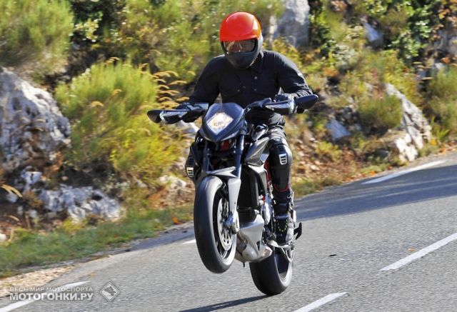 Тест-драйв MV Agusta Rivale 800 (2014) Тест-драйв MV Agusta Rivale 800 (2014)