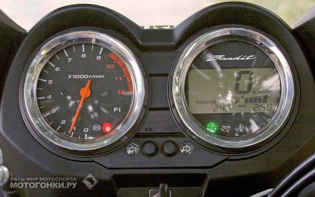 Панель GSF1250S: аналоговый тахо и цифровой спидометр (справа). В набор просится индикатора включенной передачи Панель GSF1250S: аналоговый тахо и цифровой спидометр (справа). В набор просится индикатор включенной передачи