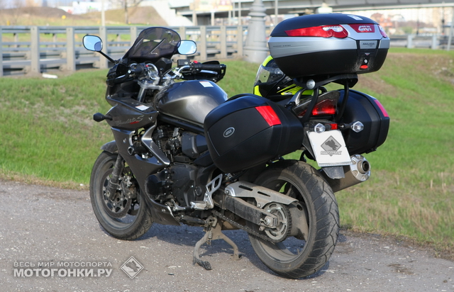 Suzuki GSF1250SA Touring: в оригинале без центрального кофра, но на моем установлен GIVI Maxia E55, общий объем системы 124 л.