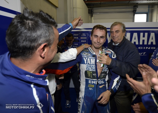 Хорхе Лоренцо встречают как героя в гараже Yamaha Factory, Гран-При Нидерландов, Assen TT Circuit Хорхе Лоренцо встречают как героя в гараже Yamaha Factory, Гран-При Нидерландов, Assen TT Circuit
