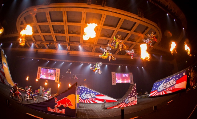 Nitro Circus в Москве: групповой back-flip Nitro Circus в Москве: групповой back-flip