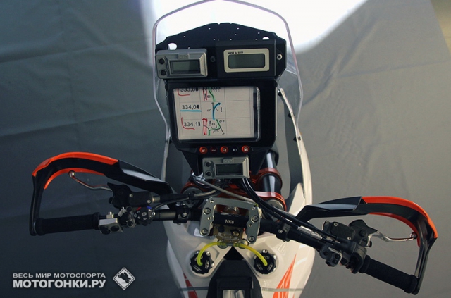 Башня крепления роадбука KTM 450 RALLY стала легче, уже и ближе к гонщику Башня крепления роадбука KTM 450 RALLY стала легче, уже и ближе к гонщику