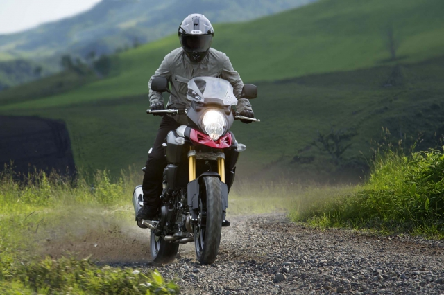 Подвески Suzuki V-Strom кажутся слишком мягкими для off-road, но ведь байк и не предназначен для пересечения пустыни Атакама! Подвески Suzuki V-Strom кажутся слишком мягкими для off-road, но ведь байк и не предназначен для пересечения пустыни Атакама!
