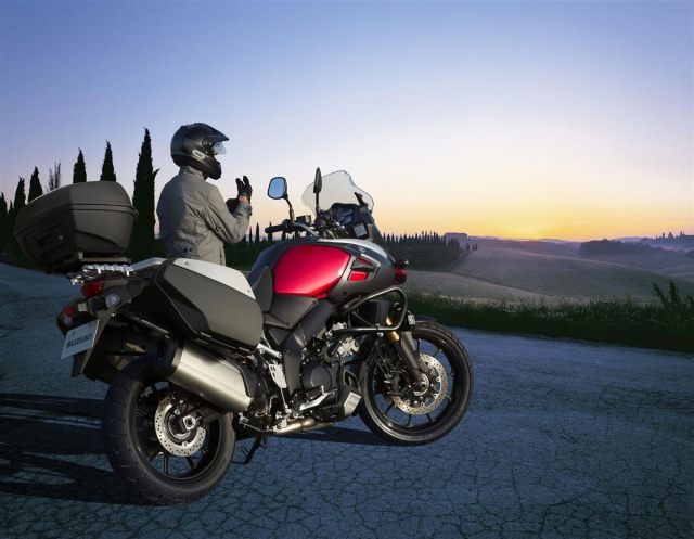 Suzuki позиционирует байк для зрелых райдеров, которые не спешат ставить рекорды скорости, но готовы проехать за день 1000 миль Suzuki позиционирует байк для зрелых райдеров, которые не спешат ставить рекорды скорости, но готовы проехать за день 1000 миль