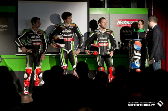 Давид Салом (слева) вступил в заводскую Kawasaki Racing и поедет на мотоцикле класса EVO в 2014 году Давид Салом (слева) вступил в заводскую Kawasaki Racing и поедет на мотоцикле класса EVO в 2014 году
