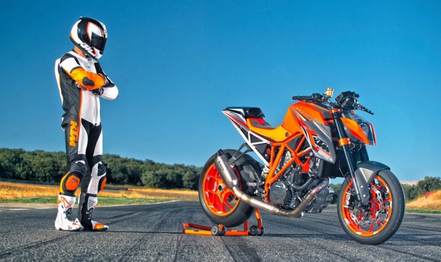 Джереми МакВильямс как бы говорит: кто же из нас круче - я или Super Duke? Джереми МакВильямс как бы говорит: кто же из нас круче - я или Super Duke?