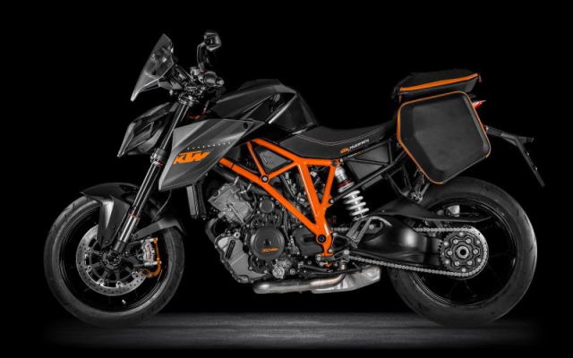 На выставке EICMA-2013 в Милане, где KTM впервые представила 1290 Super Duke R, она показала и набор аксессуаров для туринга На выставке EICMA-2013 в Милане, где KTM впервые представила 1290 Super Duke R, она показала и набор аксессуаров для туринга