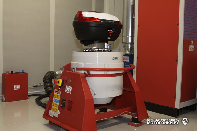 Test Lab: очередной прототип кофра на вибростенде GIVI Test Lab: очередной прототип кофра на вибростенде GIVI