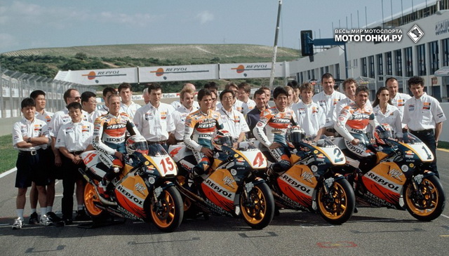 Repsol Honda MotoGP: 1-я редакция, 1995 год - 4 пилота, включая Дуэйна, действующего чемпиона мира Repsol Honda MotoGP: 1-я редакция, 1995 год - 4 пилота, включая Дуэйна, действующего чемпиона мира