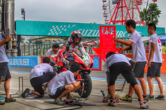 Ренди Де Пюнье за рулем Yoshimura Suzuki Ренди Де Пюнье за рулем Yoshimura Suzuki