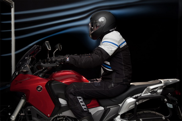 В аэродинамической трубе Schuberth C3 Pro с туристическим Honda Crosstourer (с небольшим ветровым стеклом) В аэродинамической трубе Schuberth C3 Pro с туристическим Honda Crosstourer (с небольшим ветровым стеклом)