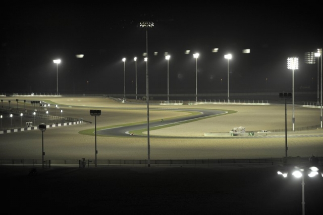Лес осветительных мачт в Losail International Circuit Лес осветительных мачт в Losail International Circuit