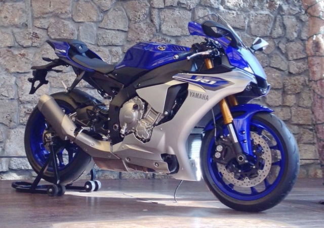 Yamaha YZF-R1M (2015) на дилерской презентации Yamaha YZF-R1M (2015) на дилерской презентации