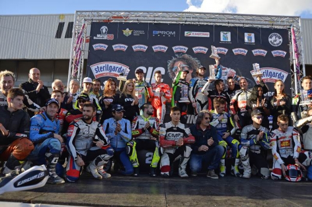 Всего на старт Sic Supermoto Day 2014 вышли 32 гонщика, не было среди них только Валентино Росси Всего на старт Sic Supermoto Day 2014 вышли 32 гонщика, не было среди них только Валентино Росси