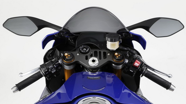 Yamaha YZF-R1 (2015): за рулем Yamaha YZF-R1 (2015): за рулем