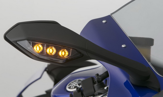 Yamaha YZF-R1 (2015): интегрированные в зеркала поворотники Yamaha YZF-R1 (2015): интегрированные в зеркала поворотники