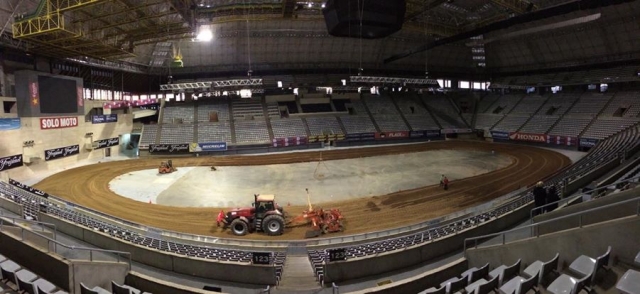 Трасса в Palau Sant Jordi готовится к Superprestigio 2014 Трасса в Palau Sant Jordi готовится к Superprestigio 2014