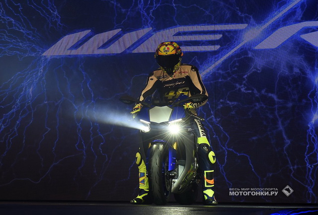 Валентино Росси и Хорхе Лоренцо представили в Милане Yamaha YZF-R1 и R1M (2015) Валентино Росси и Хорхе Лоренцо представили в Милане Yamaha YZF-R1 и R1M (2015)