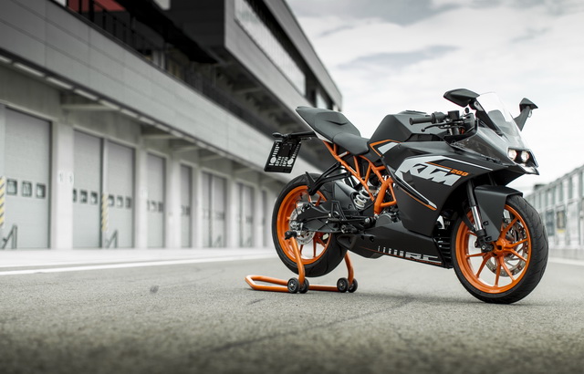 KTM RC 200 - идеально для 16-летнего гонщика, если вы думаете о трековой подготовке. Но это мотоцикл на вырост KTM RC 200 - идеально для 16-летнего гонщика, если вы думаете о трековой подготовке. Но это мотоцикл на вырост
