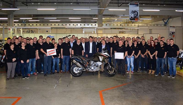 Утренняя смена 4-ой сборочной линии KTM вместе с юбилейным 100-тысячным 1190 Adventure Утренняя смена 4-ой сборочной линии KTM вместе с юбилейным 100-тысячным 1190 Adventure
