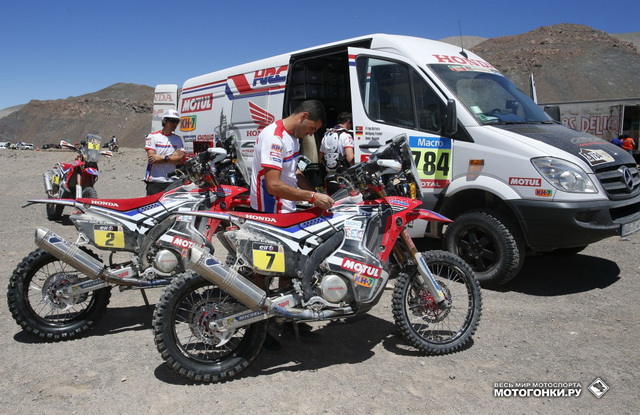 Мотоциклы Team HRC Пауло Гонсалвеша (№7) и Хуана Барреды (№2) на бивуаке в Копьяпо Мотоциклы Team HRC Пауло Гонсалвеша (№7) и Хуана Барреды (№2) на бивуаке в Копьяпо