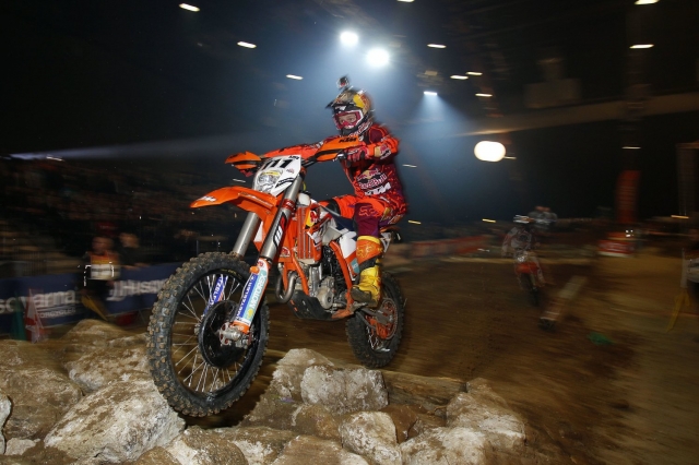 SuperEnduro - одна из разновидностей жесткого эндуро, гонок на мотоциклах по сильно пересеченной местности в закрытых помещениях SuperEnduro - одна из разновидностей жесткого эндуро, гонок на мотоциклах по сильно пересеченной местности в закрытых помещениях