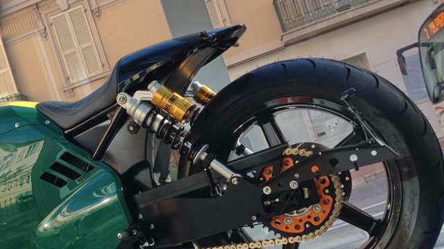 Задние амортизаторы типа double shock от Ohlins, модель S36PL, разработанная изначально для Harley-Davidson XR1200 Задние амортизаторы типа double shock от Ohlins, модель S36PL, разработанная изначально для Harley-Davidson XR1200