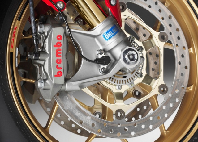 Honda Fireblade CBR1000RR SP (2015): тормоза Brembo и подвески Ohlins в базовой конфигурации Honda Fireblade CBR1000RR SP (2015): тормоза Brembo и подвески Ohlins в базовой конфигурации