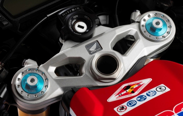 Honda Fireblade CBR1000RR SP (2015): стальные CNC траверсы в базе; полная настройка вилки, уменьшенные угол наклона и вынос Honda Fireblade CBR1000RR SP (2015): стальные CNC траверсы в базе; полная настройка вилки, уменьшенные угол наклона и вынос