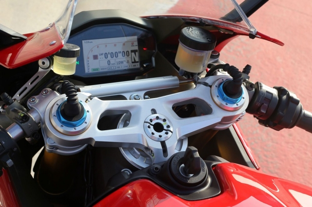 Электронно управляются не только подвески, но и рулевой демпфер Ducati 1299 Panigale S Электронно управляются не только подвески, но и рулевой демпфер Ducati 1299 Panigale S