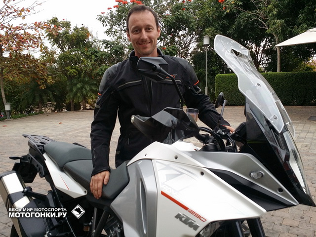 Себастьян Секира, разработчик KTM 1290 Super Adventure вводит нас в курс дел, не отрываясь в ходе пробной поездки Себастьян Секира, разработчик KTM 1290 Super Adventure вводит нас в курс дел, не отрываясь в ходе пробной поездки