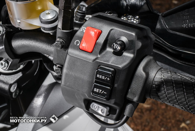 KTM 1290 Super Adventure оборудован круиз-контролем: управление на правом пульте KTM 1290 Super Adventure оборудован круиз-контролем: управление на правом пульте