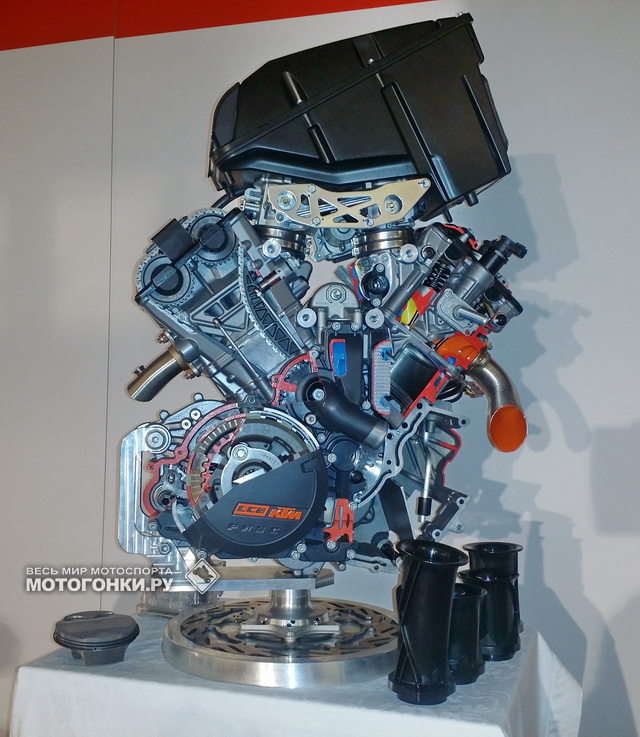 На техническом тренинге: двигатель KTM 1290 Super Adventure отличается от Super Duke R во многих деталях На техническом тренинге: двигатель KTM 1290 Super Adventure отличается от Super Duke R во многих деталях